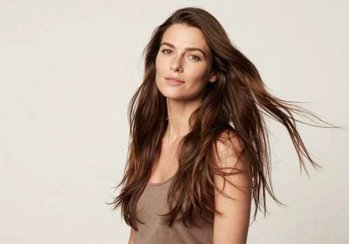 femme europ&eacute;enne 28-38 ans,  cheveux longs secs et ternes sans brillance,  expression douce et naturelle, fond blanc ou beige clair,  cadrage large demi-corps, bonne s&eacute;paration sujet/fond,  lumi&egrave;re studio douce, d&eacute;tourage facile,  photographie professionnelle, format panoramique
